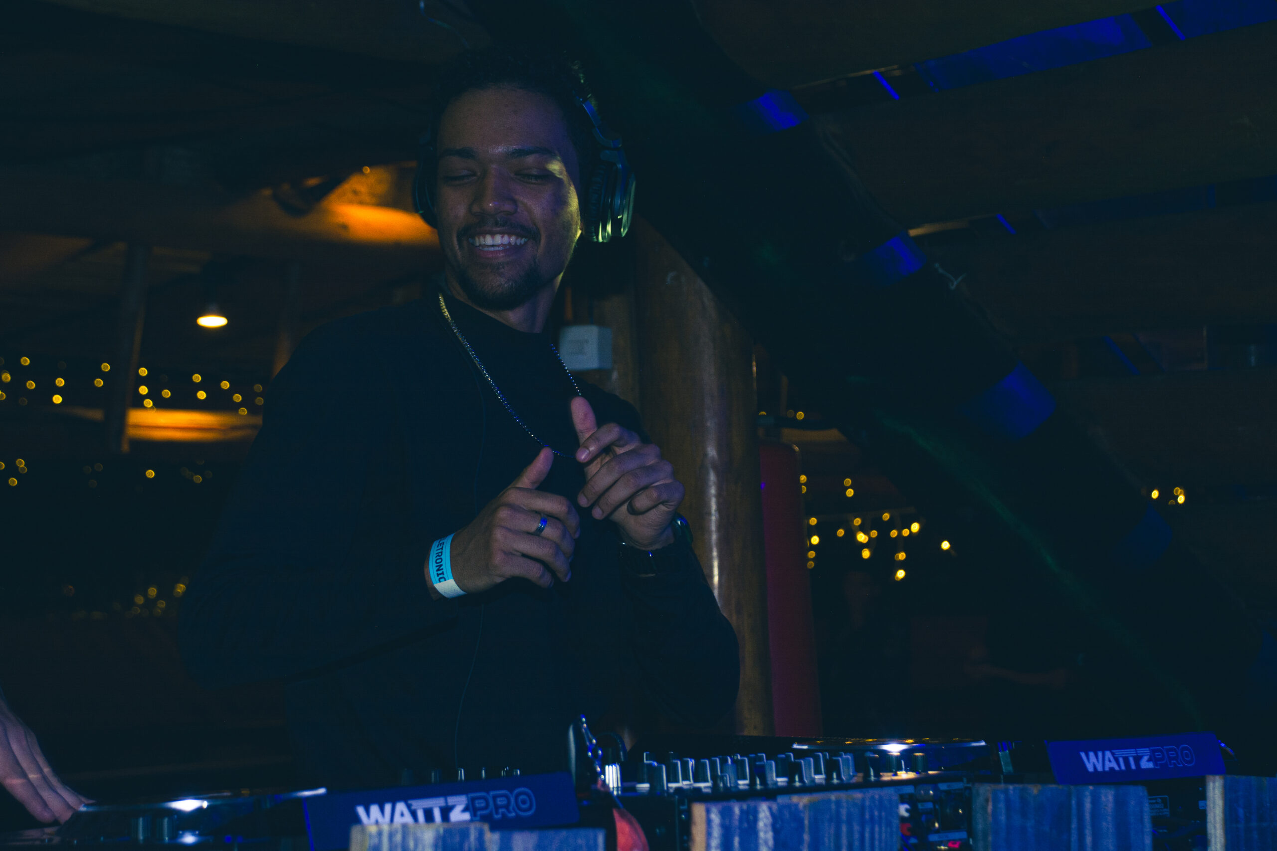EMOTE lança ‘HANDS UP’: Uma Faixa que Une House Tech House Moderno